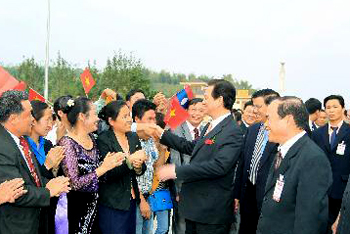 Premierminister Dung besucht die laotische Provinz Hua Phan